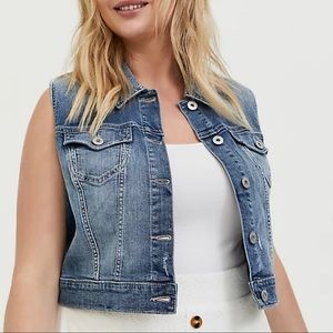 TORRID CROP DENIM VEST - MEDIUM WASH